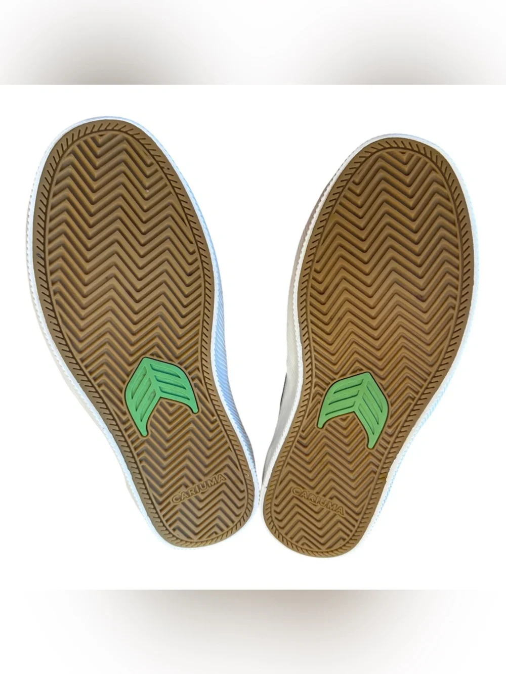 Cariuma Men’s Slip-On Skate Pro Loafers in Beige, White and Black. Size 9